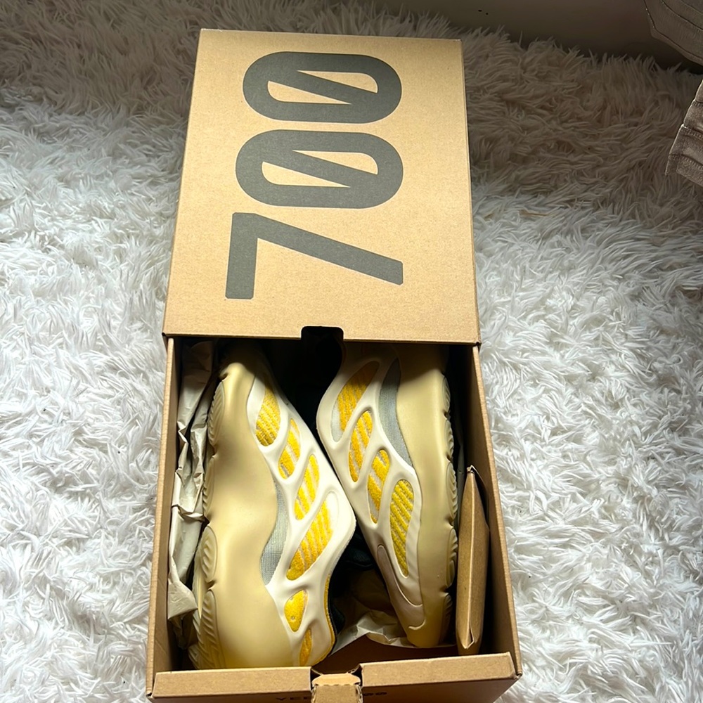 Yeezy 700 saflower